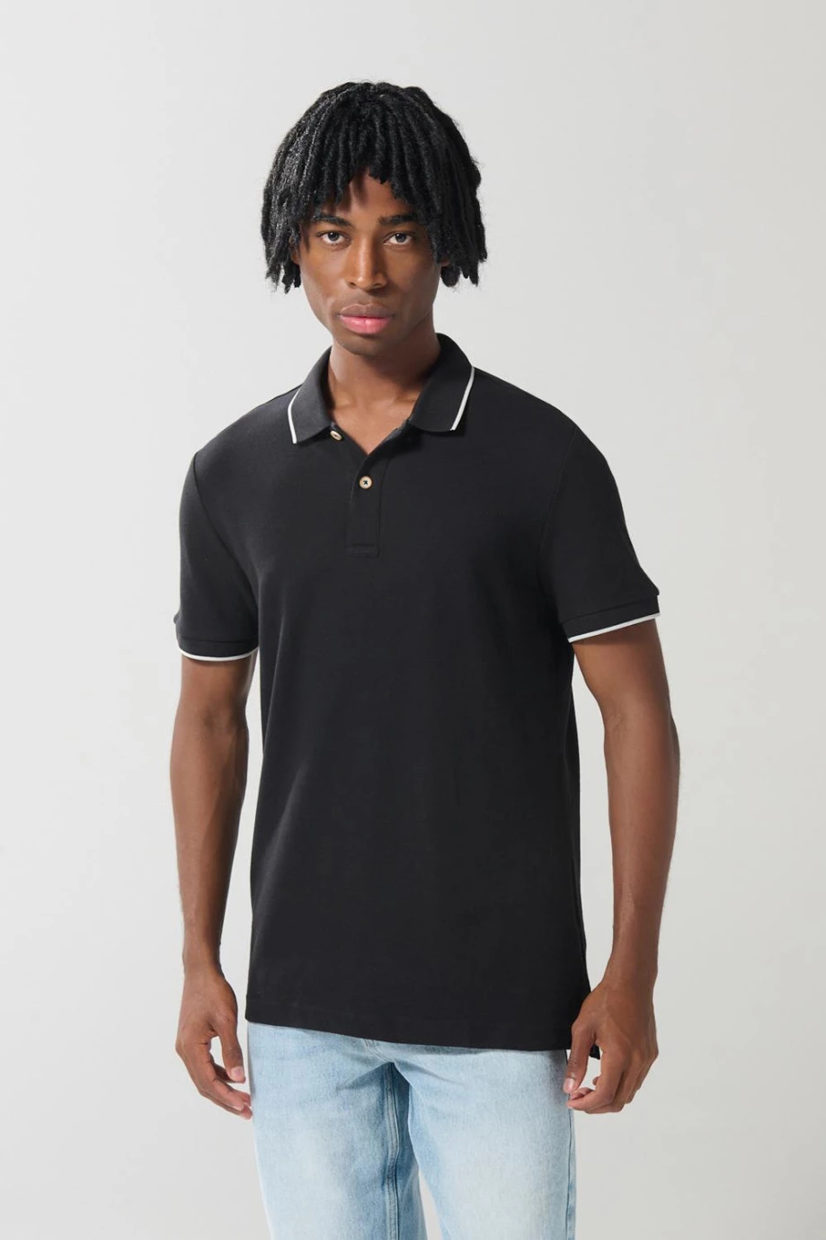 Camiseta unicolor tipo polo con aberturas y manga corta