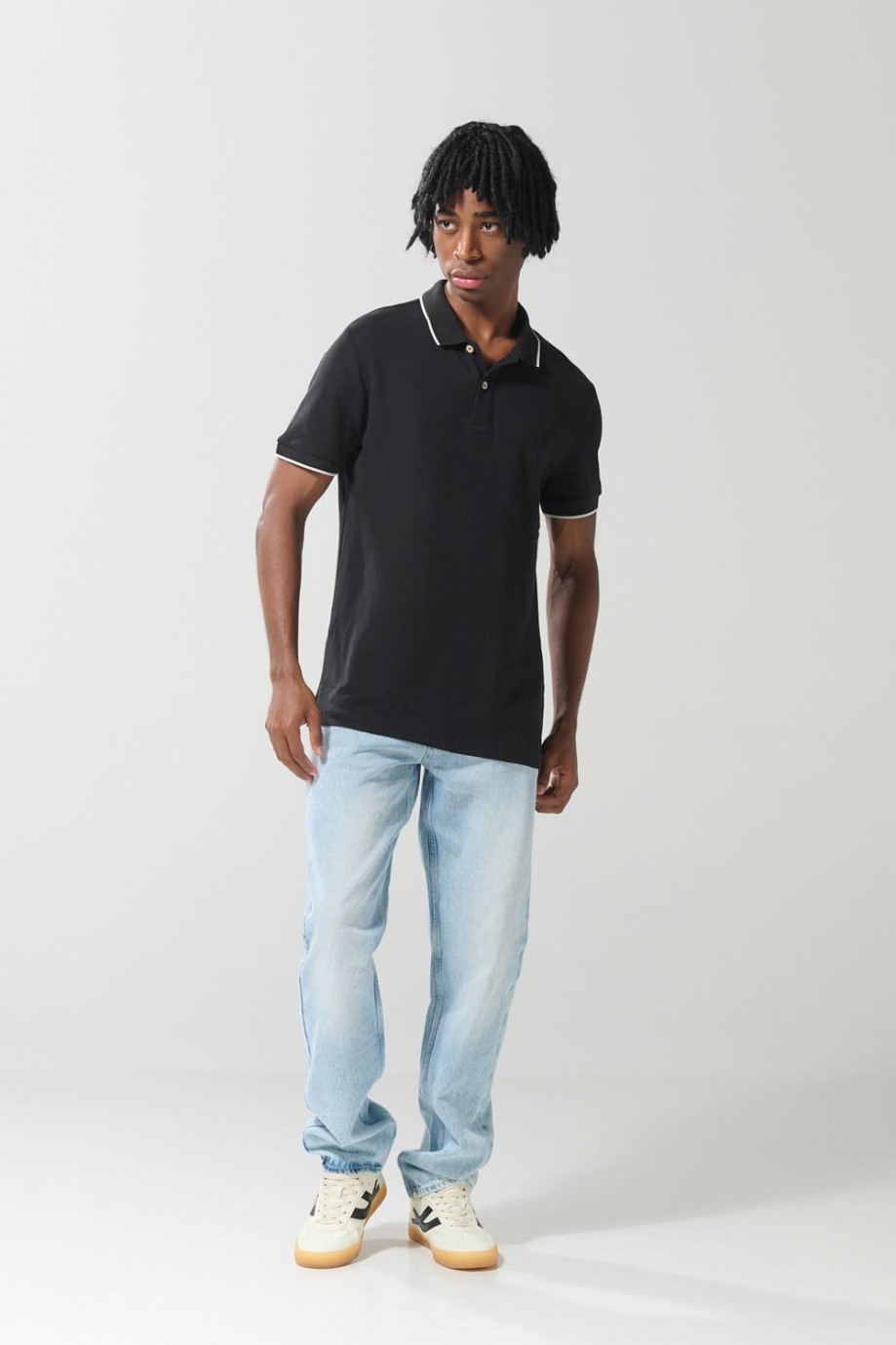 Camiseta unicolor tipo polo con aberturas y manga corta