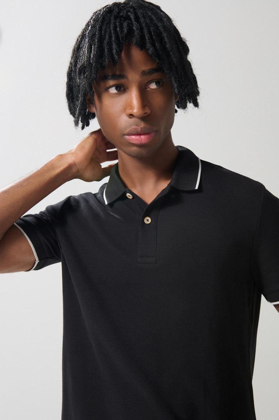 Camiseta unicolor tipo polo con aberturas y manga corta