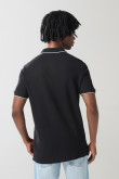 Camiseta unicolor tipo polo con aberturas y manga corta