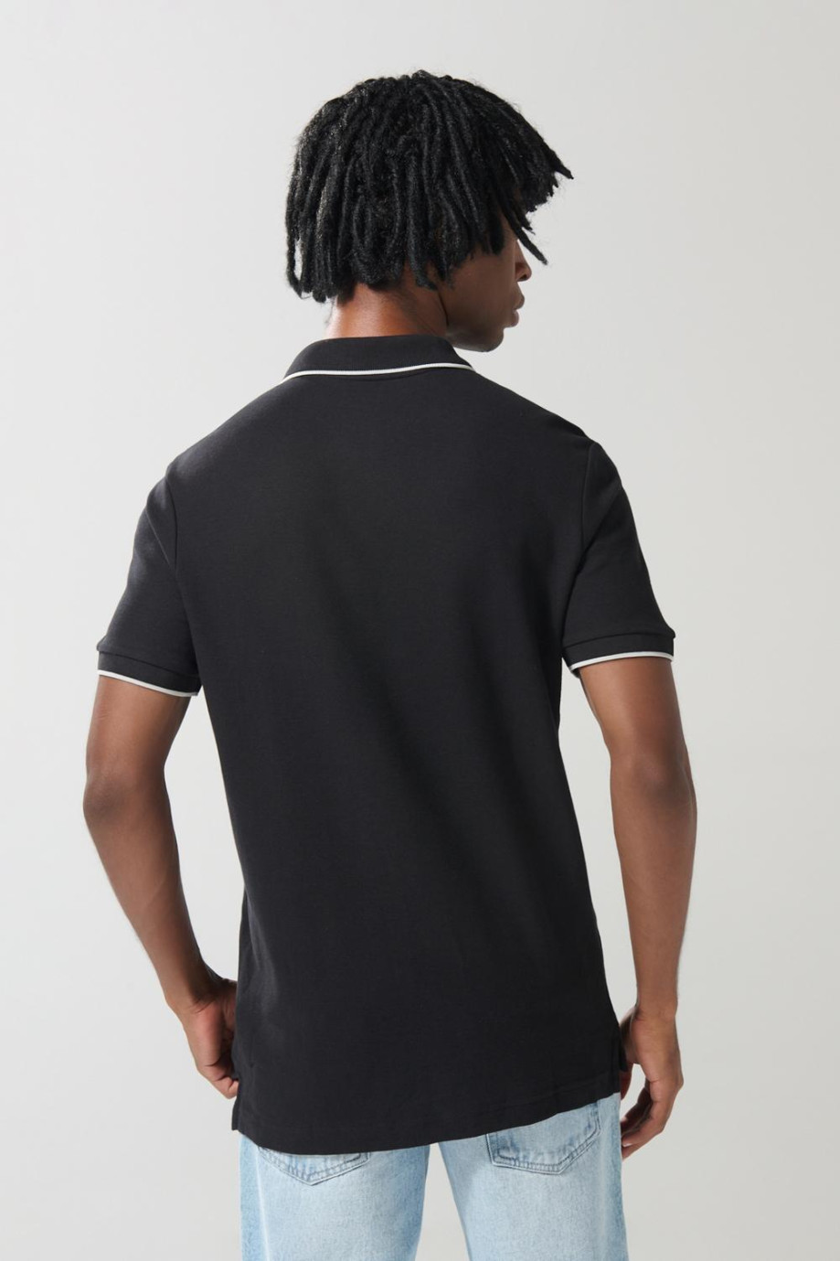 Camiseta unicolor tipo polo con aberturas y manga corta