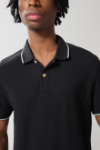 Camiseta unicolor tipo polo con aberturas y manga corta