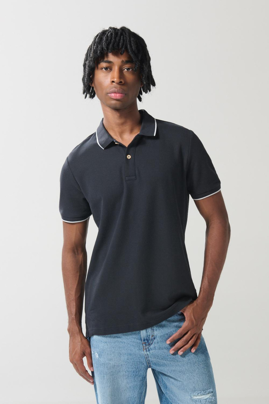 Camiseta unicolor tipo polo con aberturas y manga corta