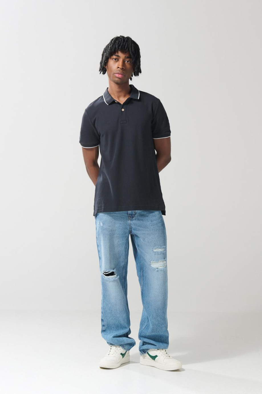 Camiseta unicolor tipo polo con aberturas y manga corta