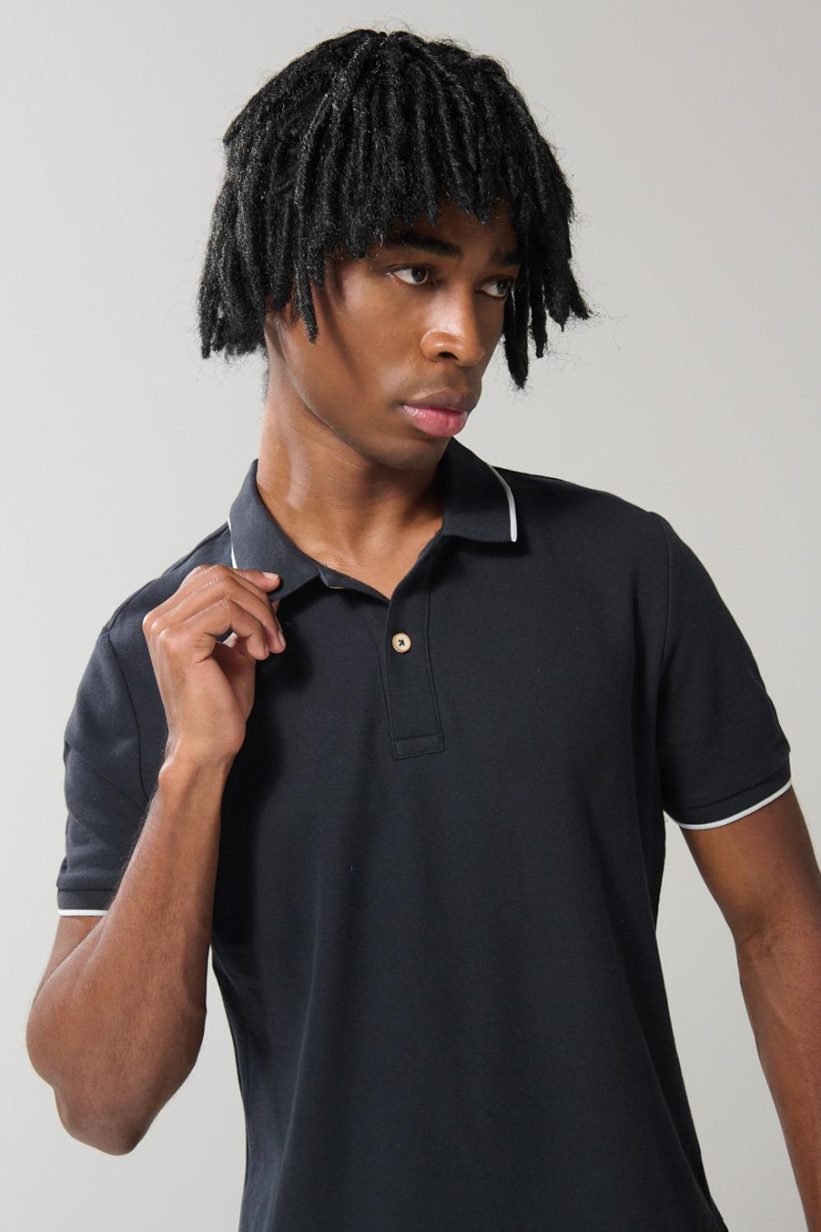 Camiseta unicolor tipo polo con aberturas y manga corta