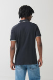 Camiseta unicolor tipo polo con aberturas y manga corta