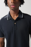 Camiseta unicolor tipo polo con aberturas y manga corta