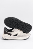 Tenis negros de plataforma con cortes grises localizados