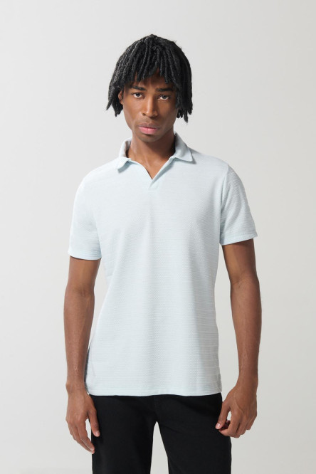 Camiseta polo azul clara con cuello V y manga corta