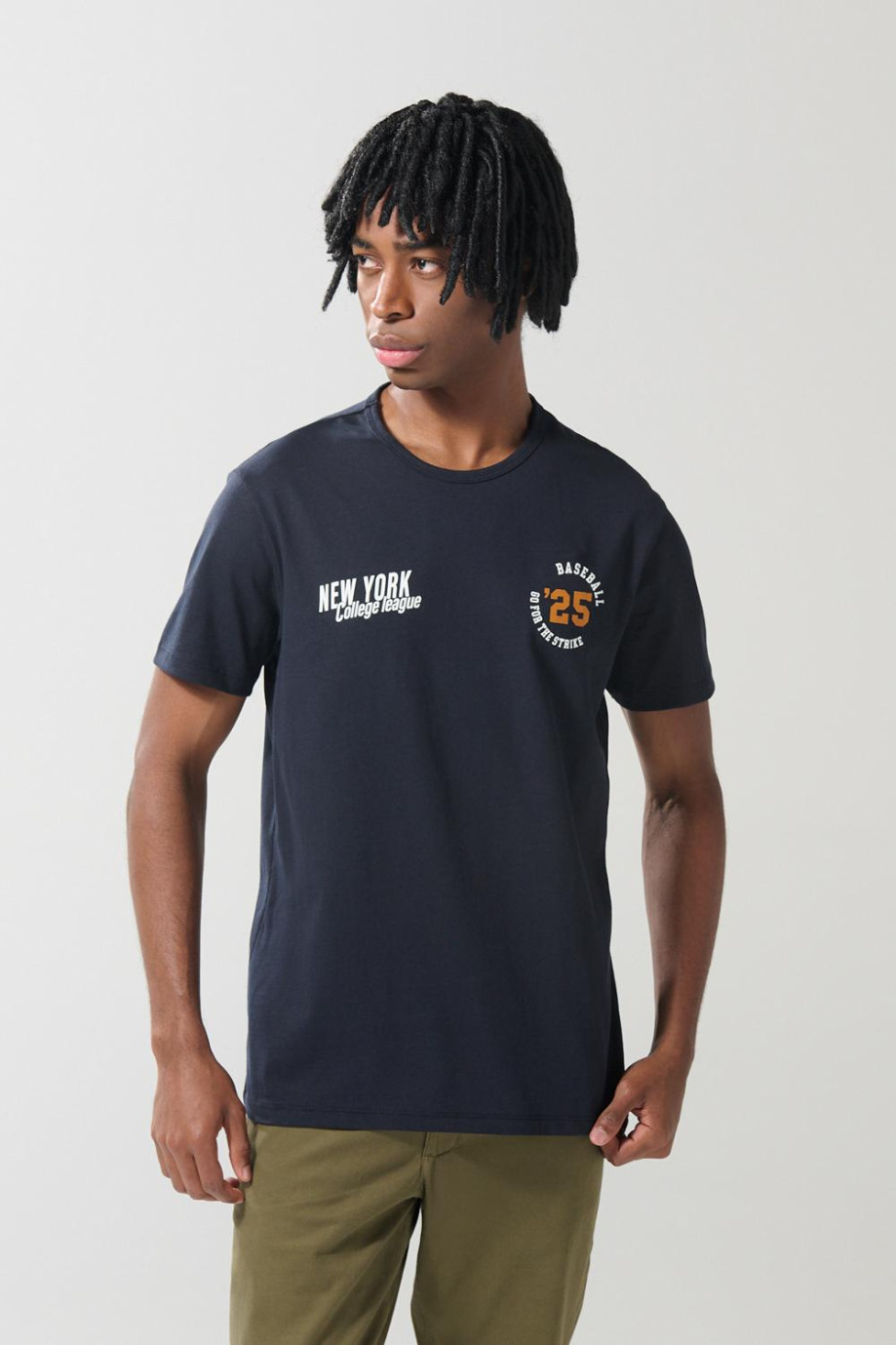 Camiseta ajustada manga corta unicolor con arte college