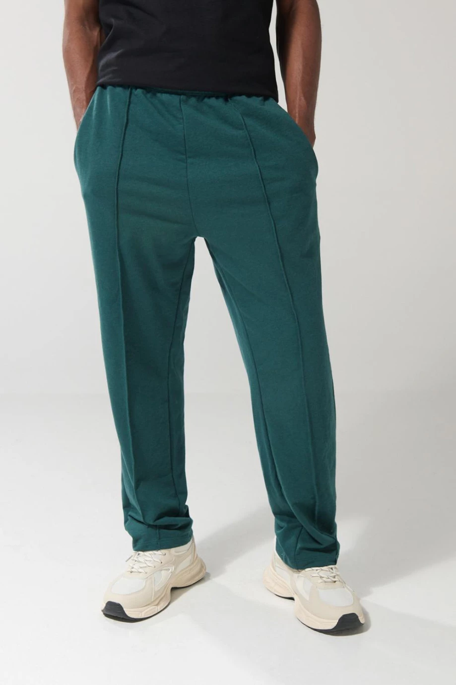 Pantalón jogger unicolor con bolsillos y bota recta