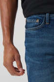 Jean 90´S holgado azul oscuro con bota recta y tiro bajo