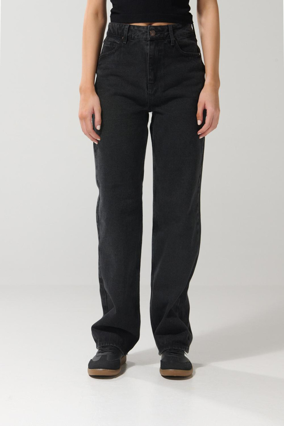 Jean 90´S gris intenso tiro alto con bota recta y bolsillos