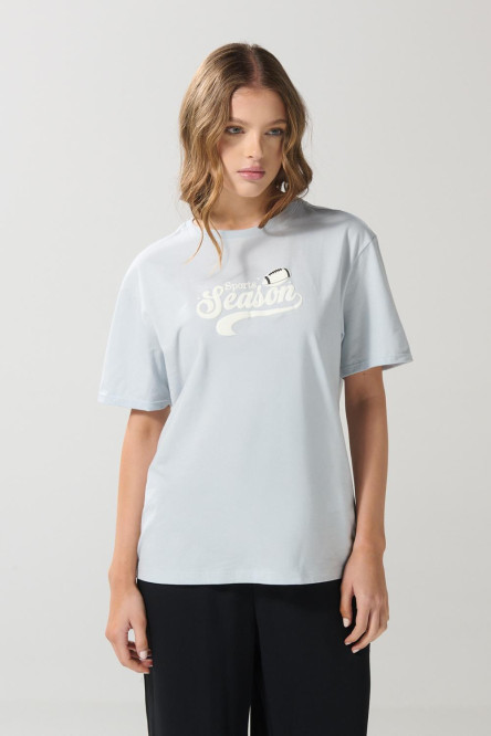 Camiseta azul clara cuello redondo con diseño college