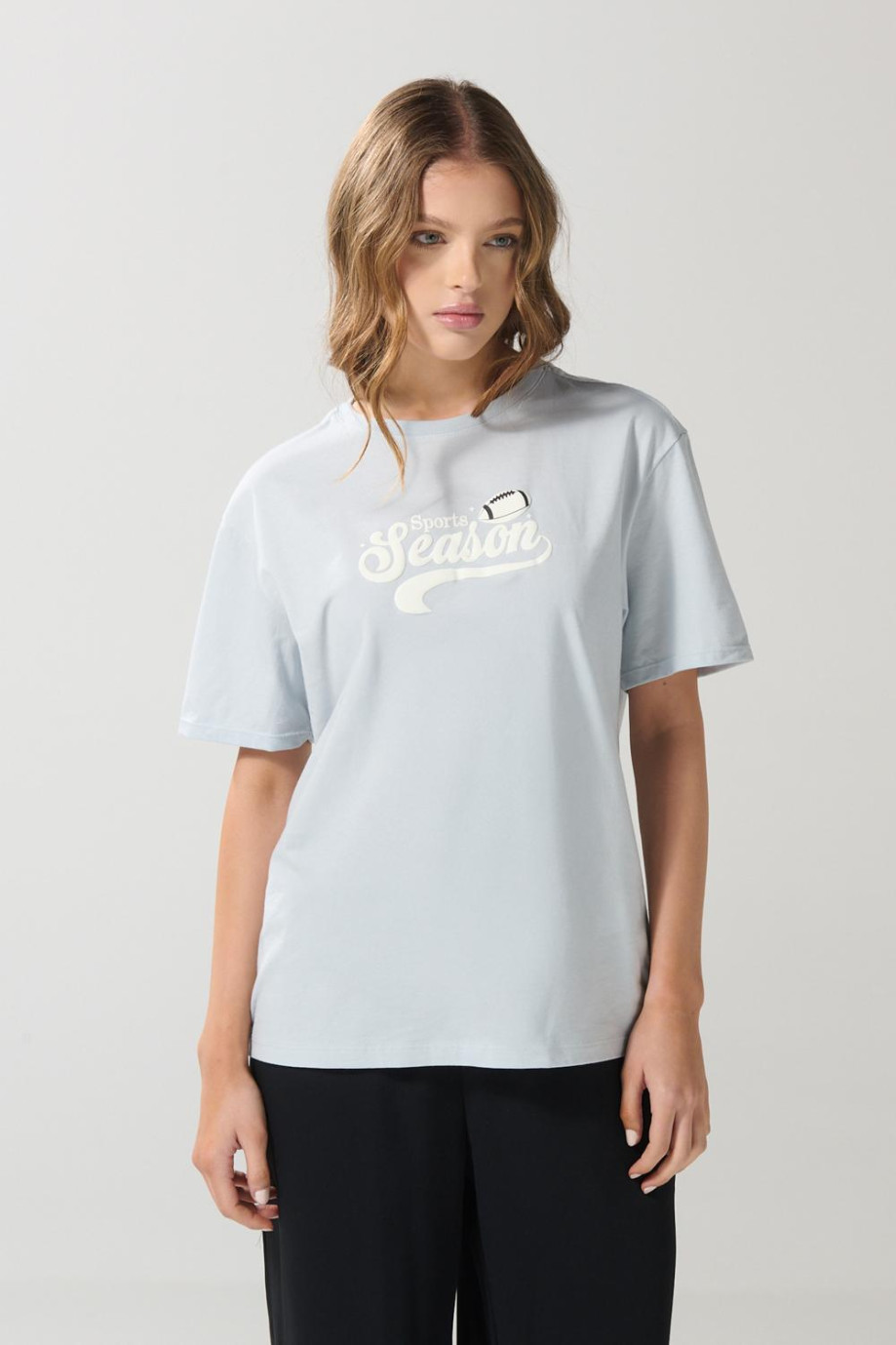 Camiseta azul clara cuello redondo con diseño college