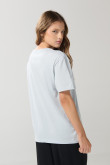 Camiseta azul clara cuello redondo con diseño college