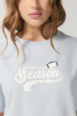 Camiseta azul clara cuello redondo con diseño college