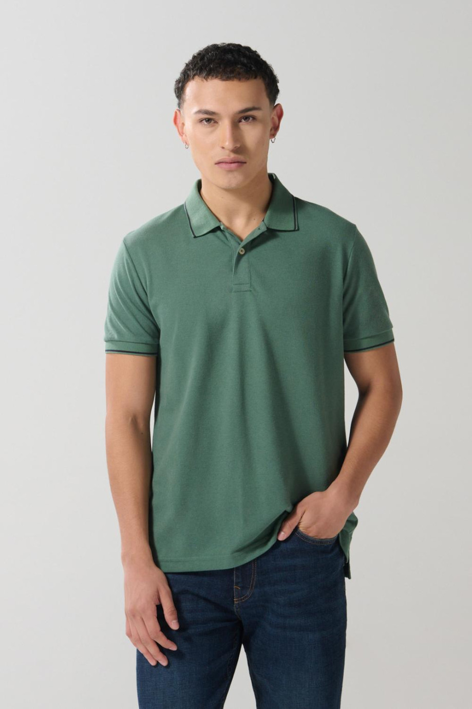 Camiseta unicolor tipo polo manga corta con botones