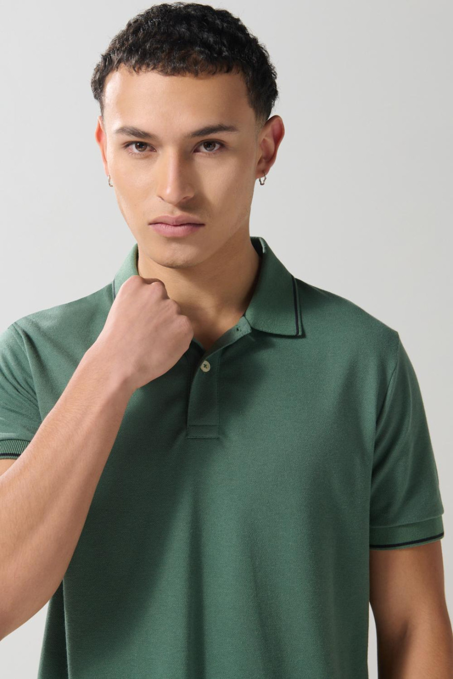 Camiseta unicolor tipo polo manga corta con botones