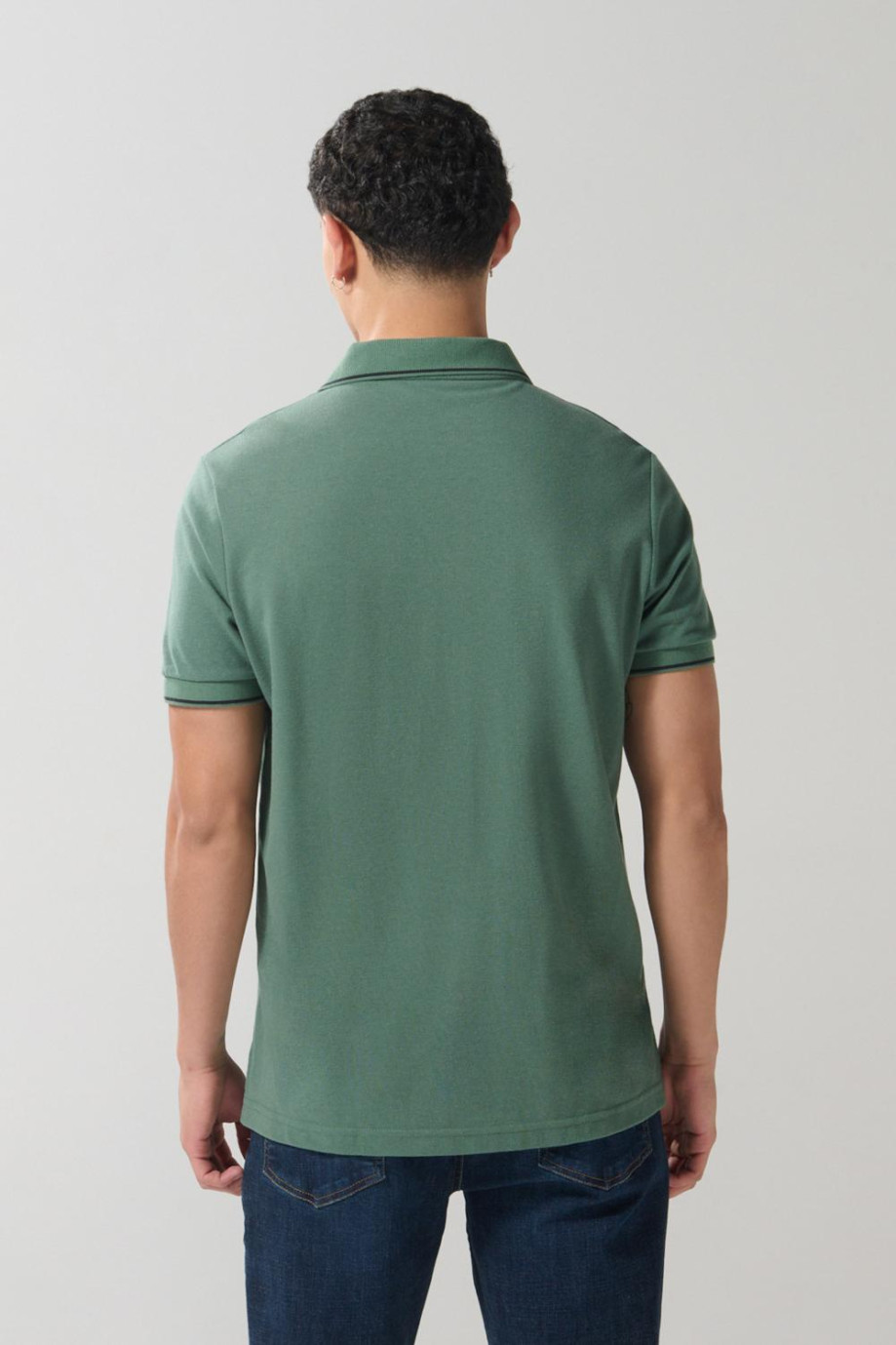 Camiseta unicolor tipo polo manga corta con botones