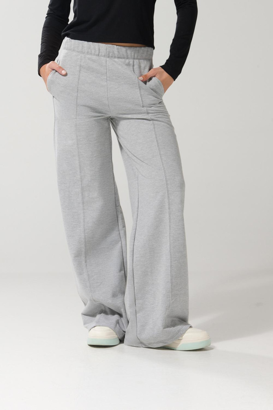Pantalón gris claro jogger con vena en frente y bota recta