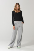 Pantalón gris claro jogger con vena en frente y bota recta