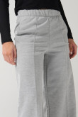 Pantalón gris claro jogger con vena en frente y bota recta
