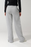 Pantalón gris claro jogger con vena en frente y bota recta
