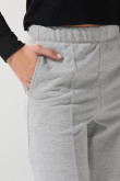 Pantalón gris claro jogger con vena en frente y bota recta