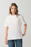 Camiseta cuello redondo crema con arte college delantero
