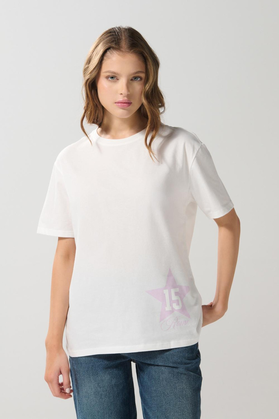 Camiseta cuello redondo crema con arte college delantero