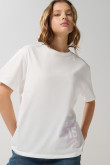 Camiseta cuello redondo crema con arte college delantero