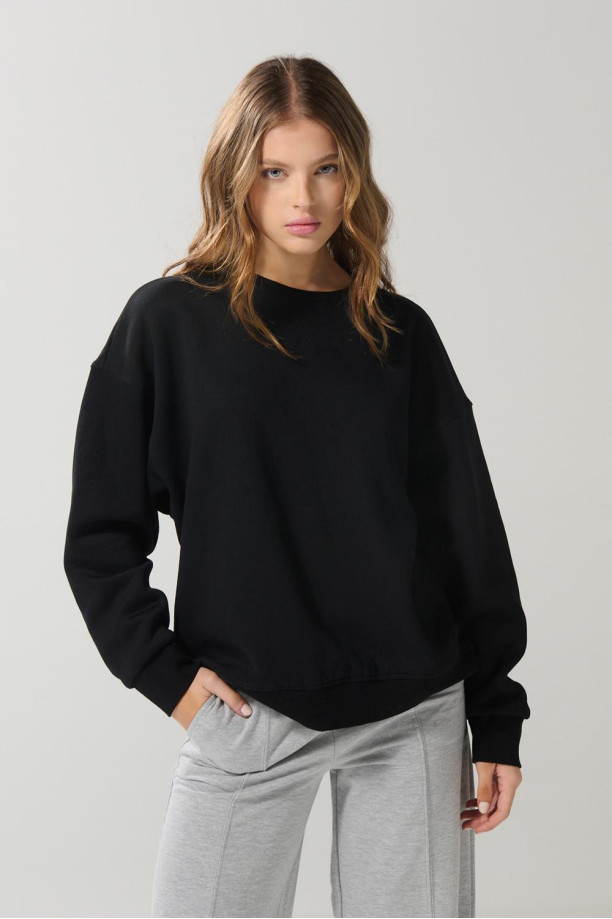 Buzo oversize negro cuello redondo con costura en frente