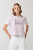Camiseta crop top unicolor con texto estampado en frente