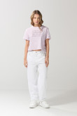 Camiseta crop top unicolor con texto estampado en frente