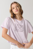 Camiseta crop top unicolor con texto estampado en frente