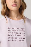 Camiseta crop top unicolor con texto estampado en frente
