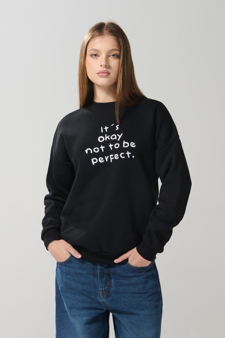 Buzo oversize negro con cuello redondo y texto en frente