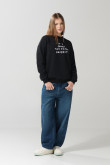 Buzo oversize negro con cuello redondo y texto en frente