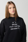 Buzo oversize negro con cuello redondo y texto en frente