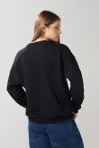Buzo oversize negro con cuello redondo y texto en frente