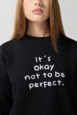 Buzo oversize negro con cuello redondo y texto en frente