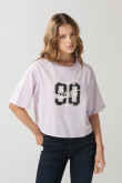 Camiseta lila clara crop top oversize con arte college