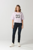 Camiseta lila clara crop top oversize con arte college
