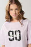 Camiseta lila clara crop top oversize con arte college