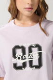 Camiseta lila clara crop top oversize con arte college