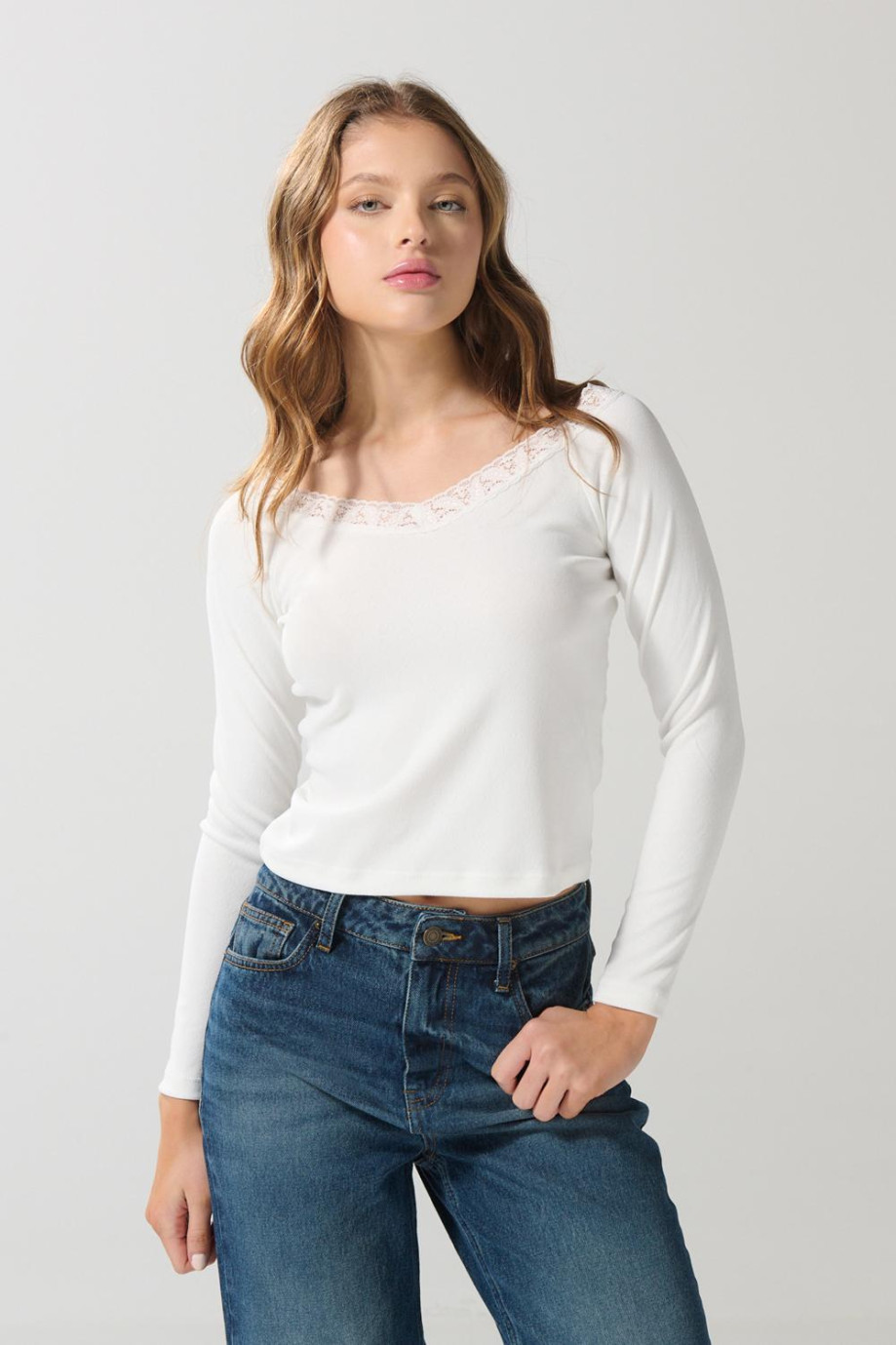 Camiseta crema cuello bandeja con encaje y manga larga