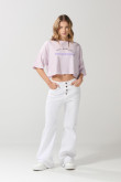 Camiseta oversize crop top lila con diseño college