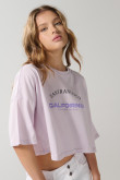 Camiseta oversize crop top lila con diseño college