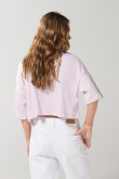 Camiseta oversize crop top lila con diseño college